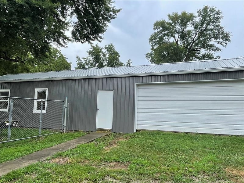 1832 Cleveland Ter, Leavenworth, KS 66048