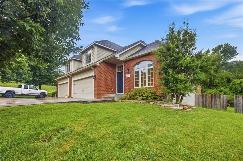 805 Fieldstone Dr, Lawrence, KS 66049
