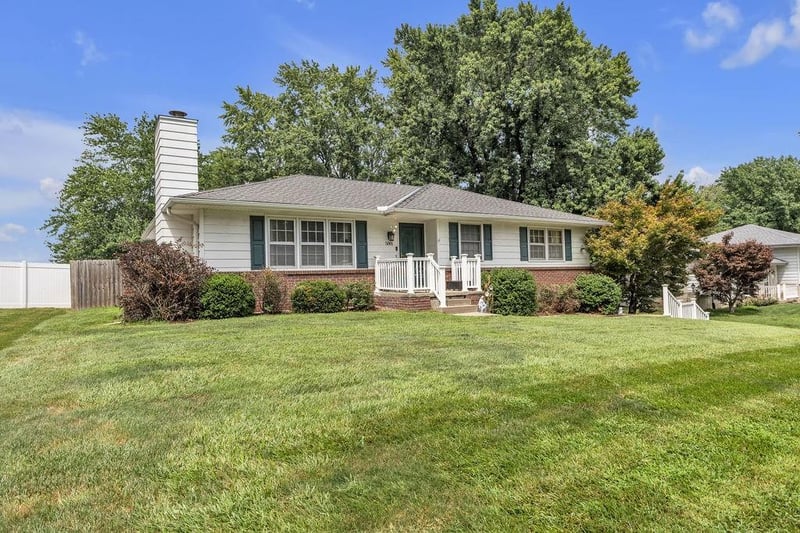 5001 Stonecrest Ter, St Joseph, MO 64506