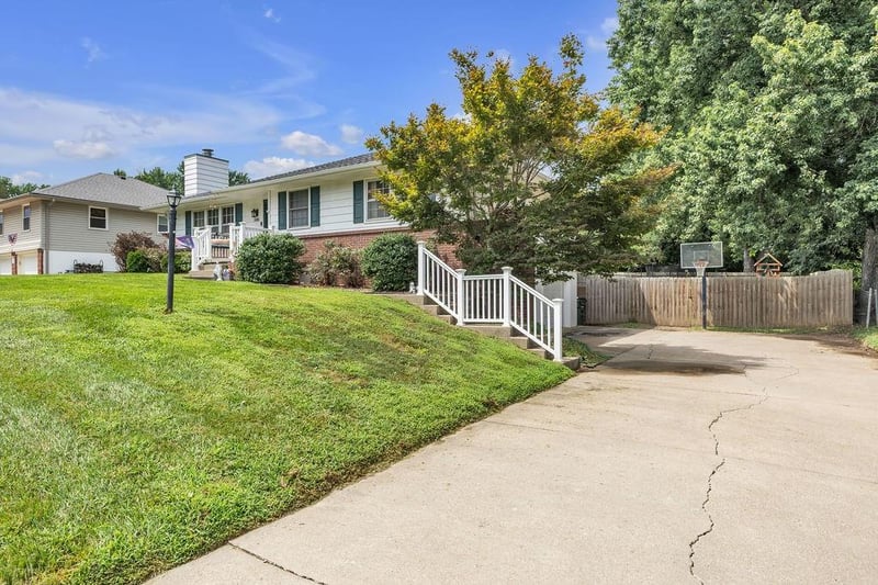 5001 Stonecrest Ter, St Joseph, MO 64506