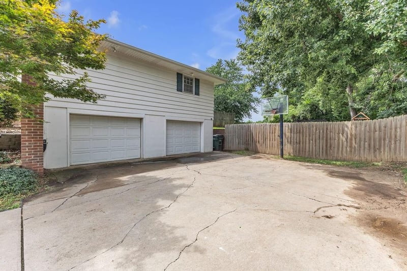 5001 Stonecrest Ter, St Joseph, MO 64506