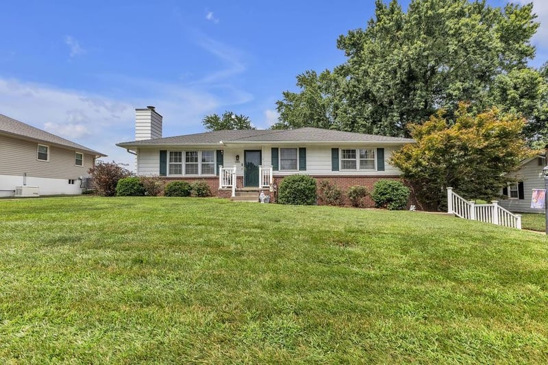 5001 Stonecrest Ter, St Joseph, MO 64506