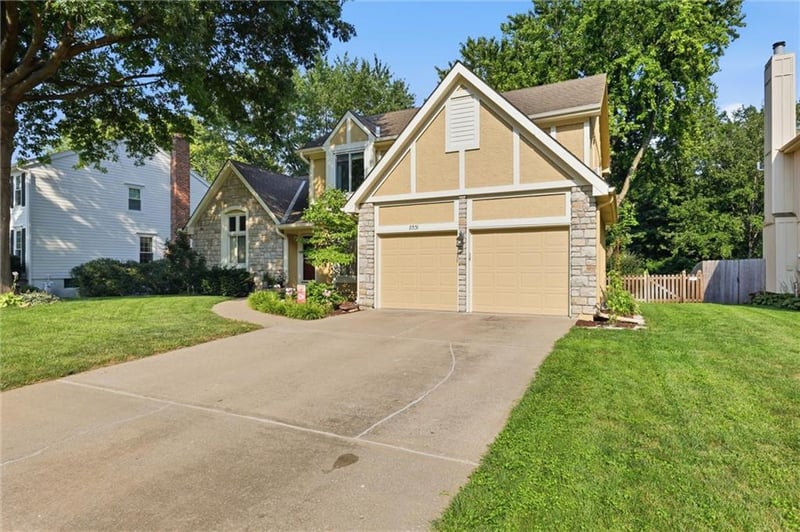 8531 Hallet St, Lenexa, KS 66215