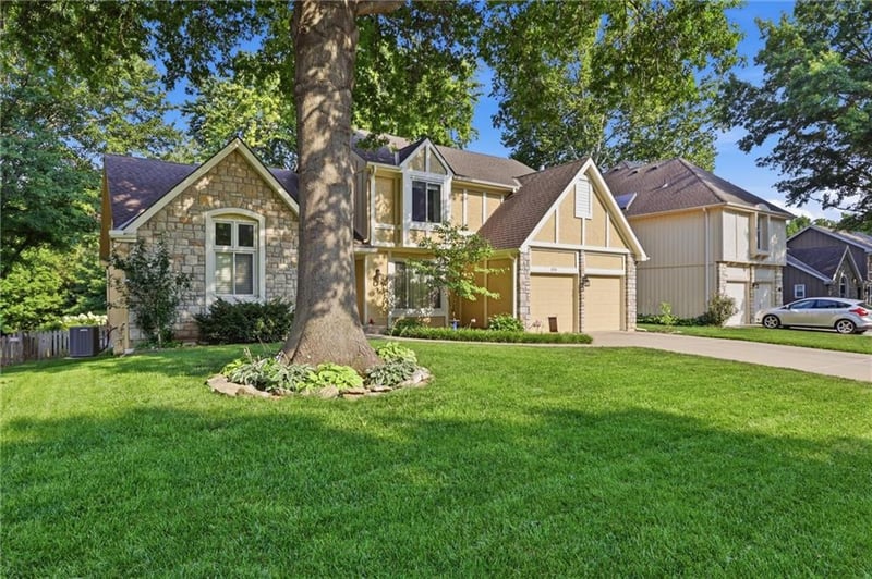 8531 Hallet St, Lenexa, KS 66215