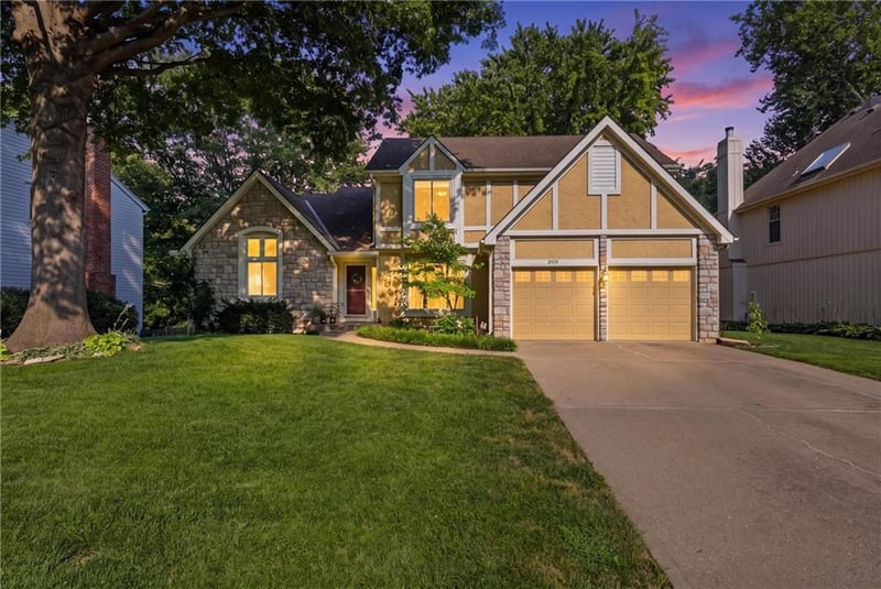 8531 Hallet St, Lenexa, KS 66215