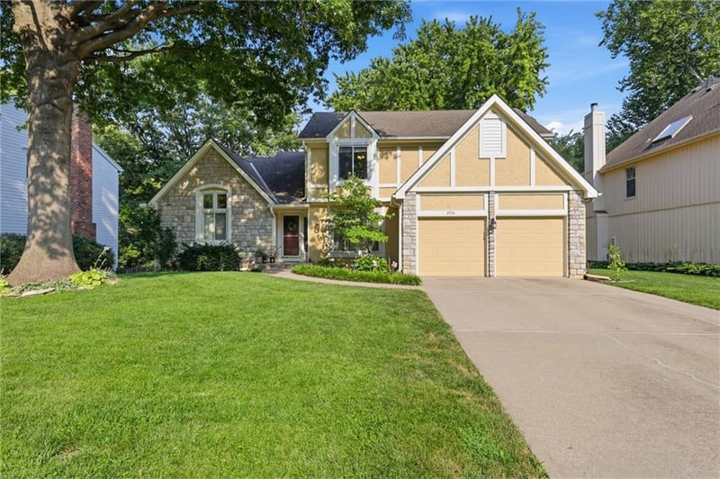 8531 Hallet St, Lenexa, KS 66215