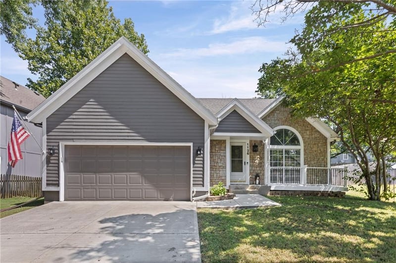 1126 Charlotte Town Rd, Olathe, KS 66061