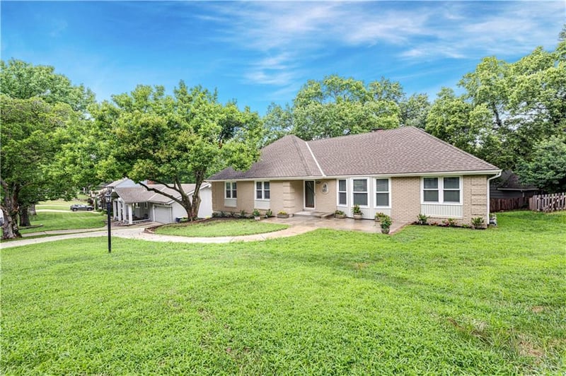 404 NW Briarcliff Rd, Kansas City, MO 64116