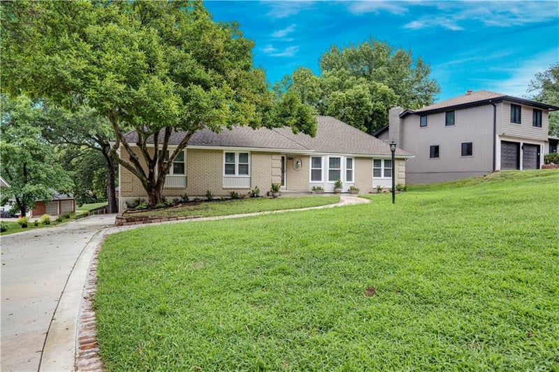 404 NW Briarcliff Rd, Kansas City, MO 64116