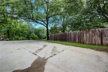 404 NW Briarcliff Rd, Kansas City, MO 64116
