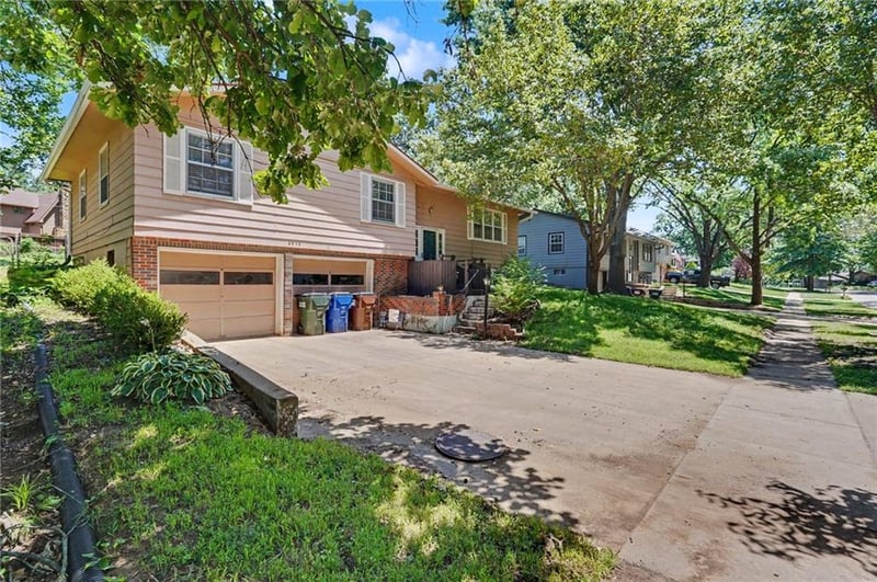 2920 Yellowstone Dr, Lawrence, KS 66047