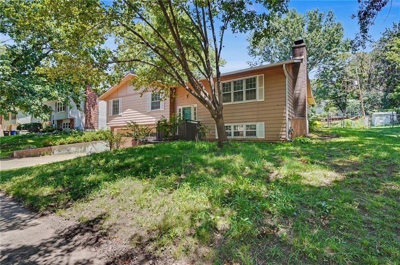 2920 Yellowstone Dr, Lawrence, KS 66047