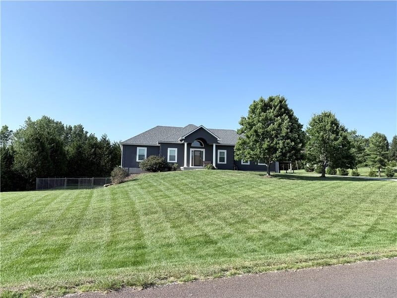 16502 Dana Ln, Leavenworth, KS 66048