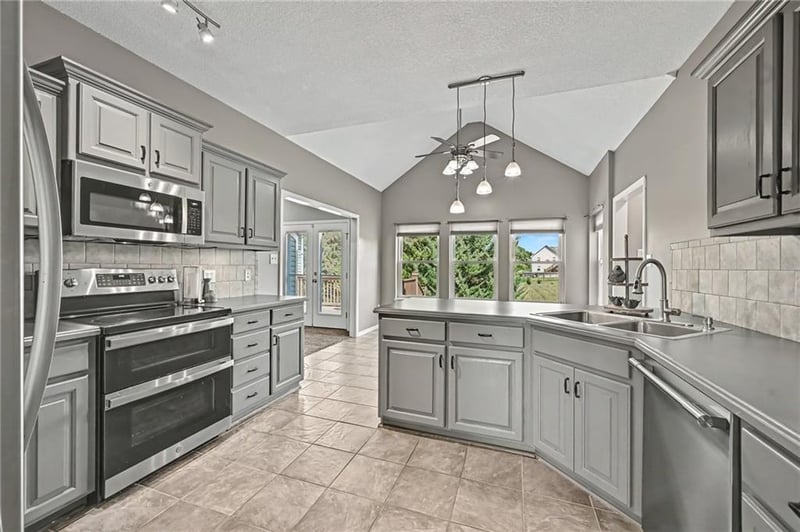 16502 Dana Ln, Leavenworth, KS 66048