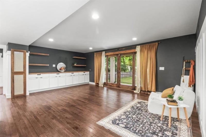 303 2nd St, Lee's Summit, MO 64063