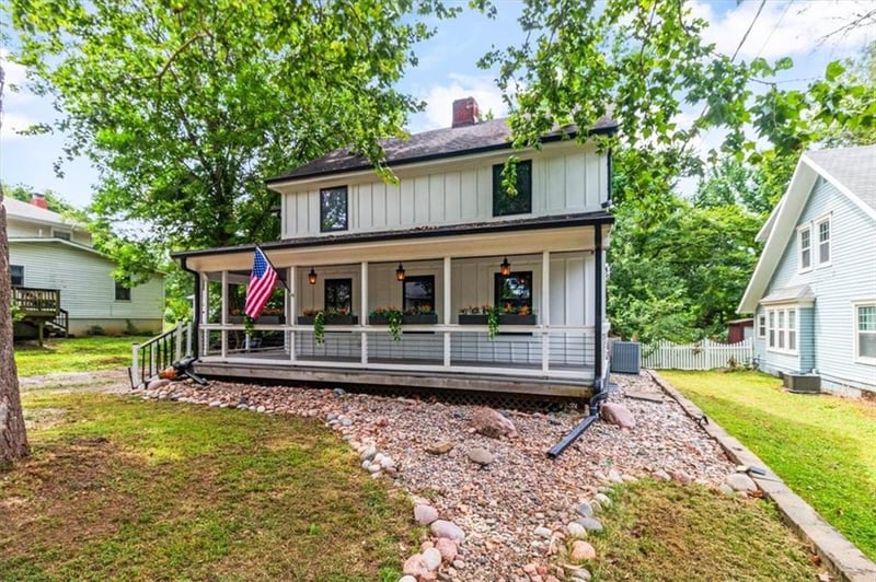 303 2nd St, Lee's Summit, MO 64063