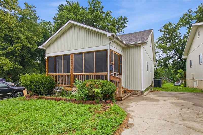 2537 Elmwood Ave, Kansas City, MO 64127