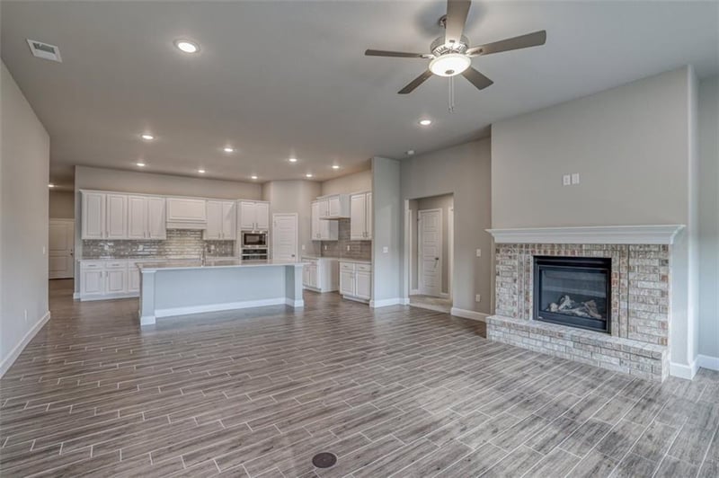18430 195th Ter, Spring Hill, KS 66083