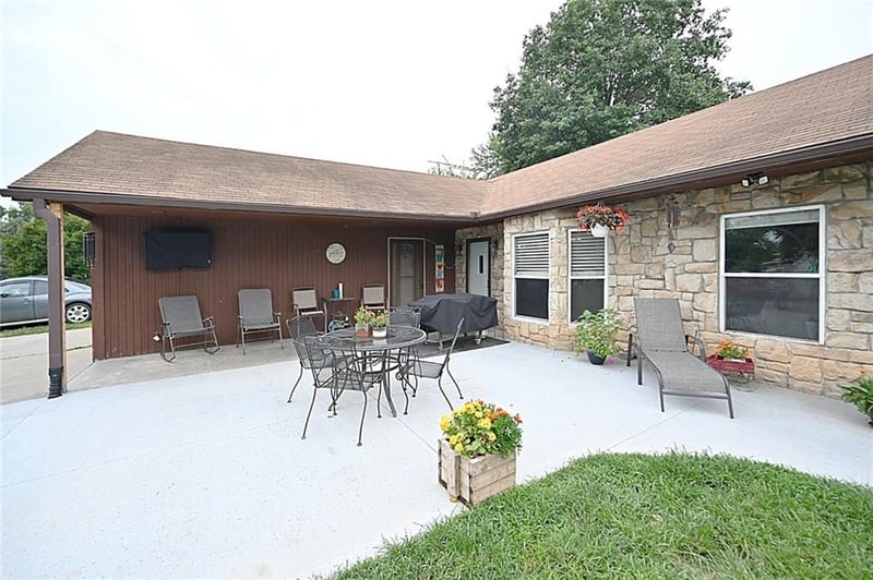 11 Sandy Cir, Dearborn, MO 64439