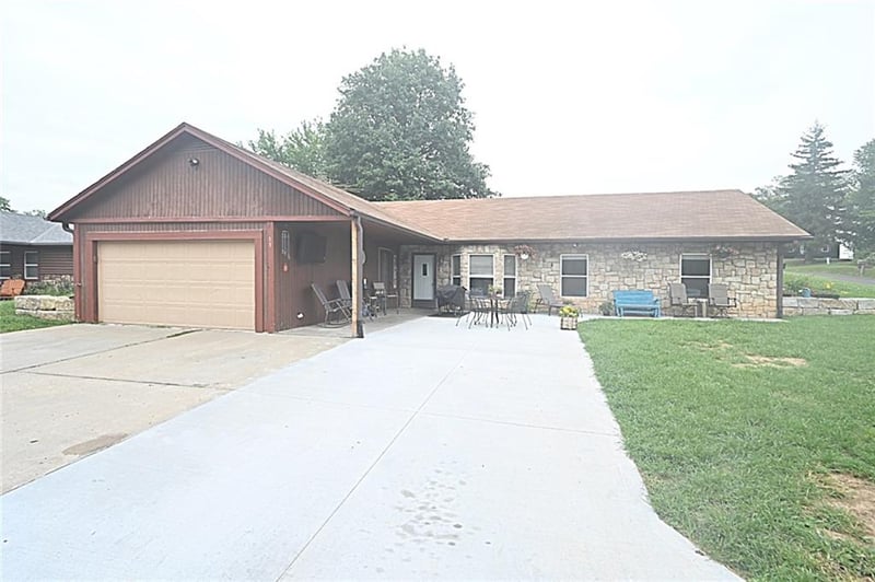 11 Sandy Cir, Dearborn, MO 64439