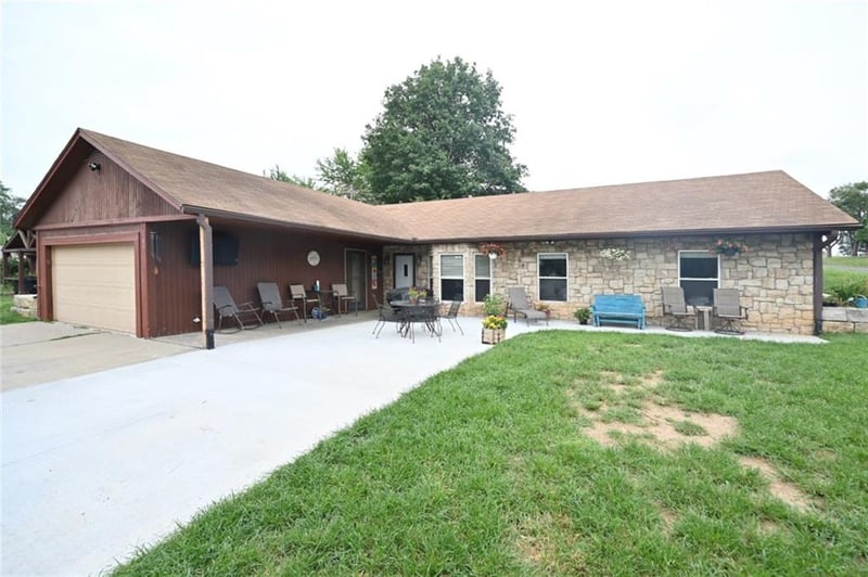 11 Sandy Cir, Dearborn, MO 64439