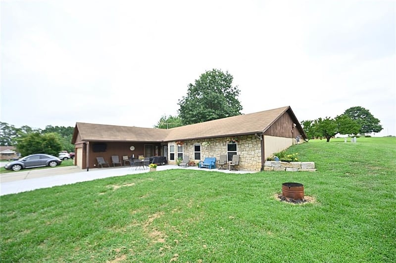11 Sandy Cir, Dearborn, MO 64439