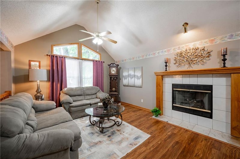 212 Breezeway Ln, Pleasant Hill, MO 64080