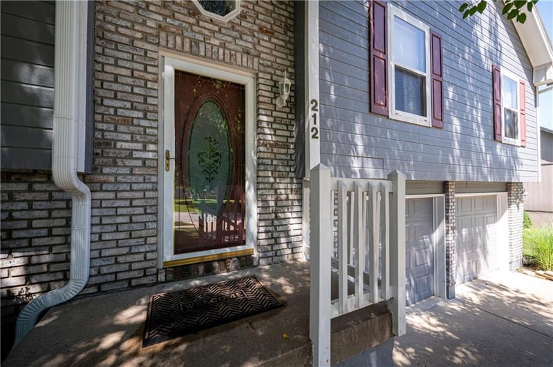 212 Breezeway Ln, Pleasant Hill, MO 64080