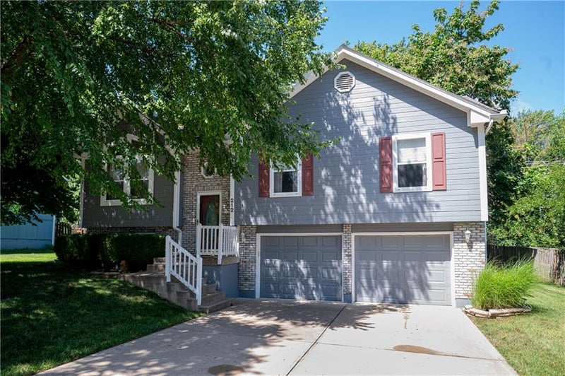 212 Breezeway Ln, Pleasant Hill, MO 64080