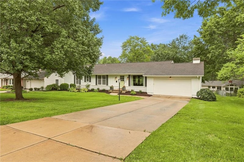 2309 W 104th St, Leawood, KS 66206