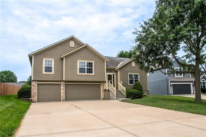 1324 Dalton Cir, Lee's Summit, MO 64081