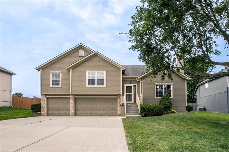 1324 SE Dalton Cir, Lee's Summit, MO 64081