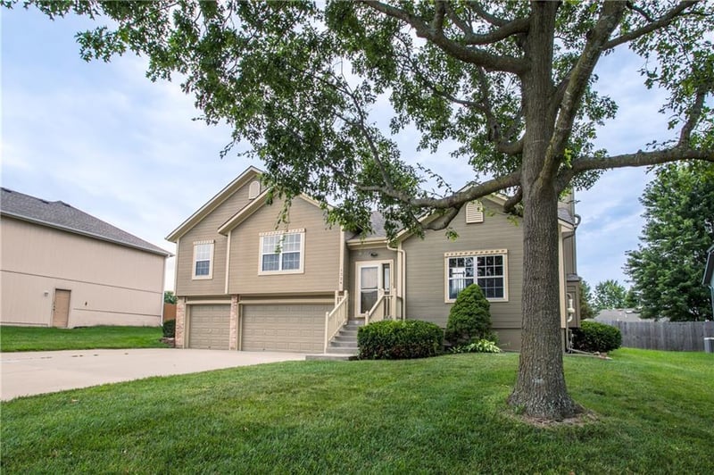 1324 SE Dalton Cir, Lee's Summit, MO 64081