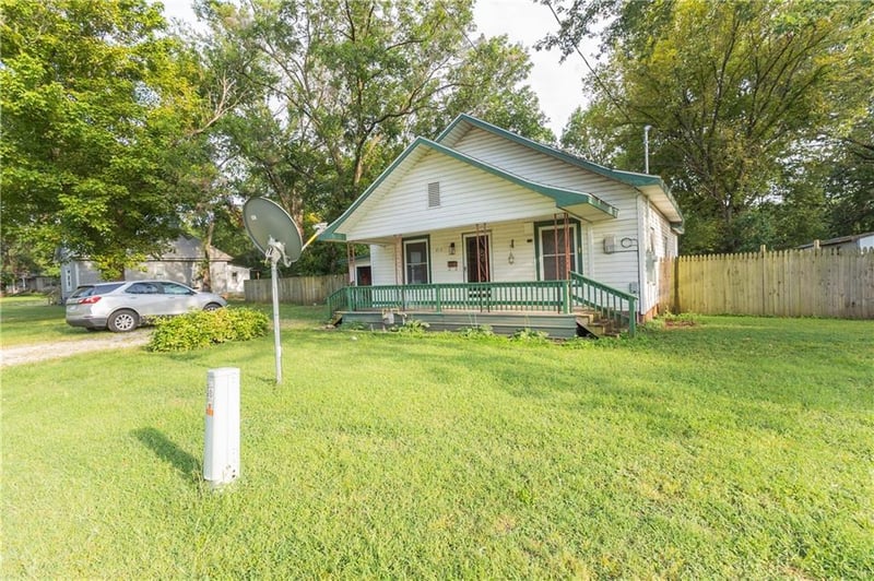 213 7th St, Cherryvale, KS 67335