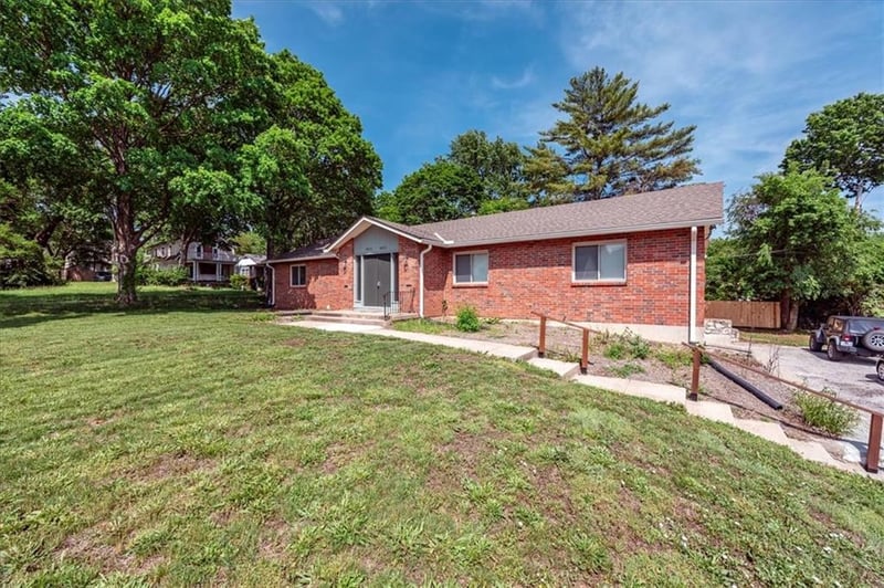 8021 Holmes Rd, Kansas City, MO 64131