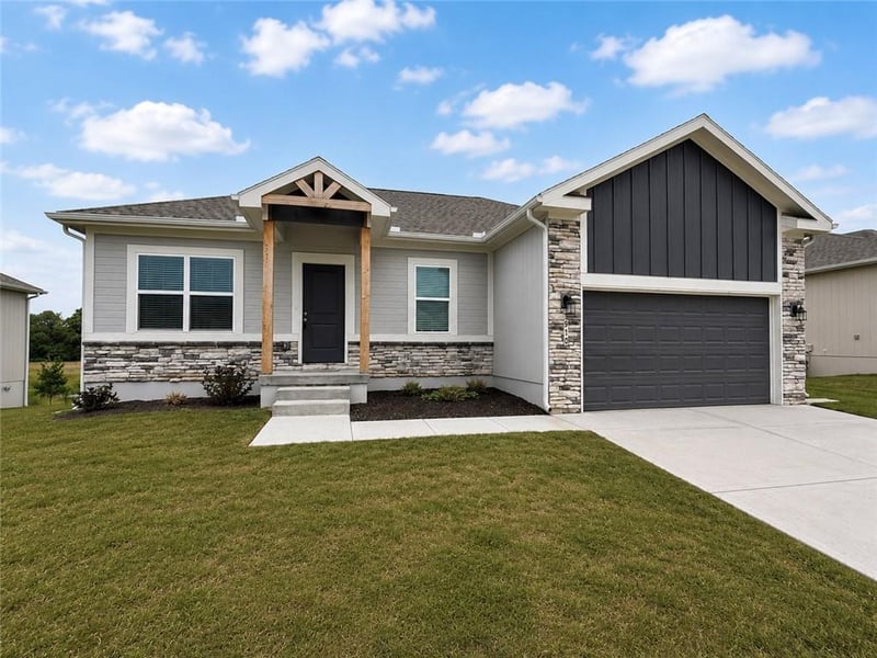 910 Pintail Dr, Oak Grove, MO 64075