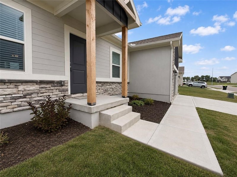910 Pintail Dr, Oak Grove, MO 64075