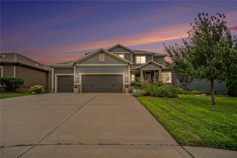 400 Mill Creek Dr, Lee's Summit, MO 64063