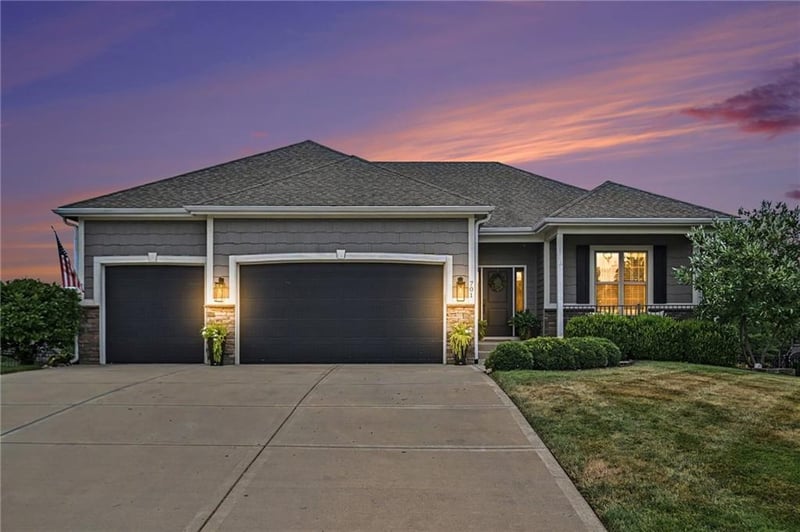 701 Indian Trail Ct, Smithville, MO 64089