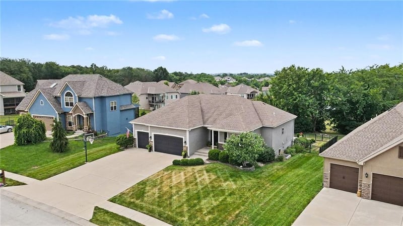 701 Indian Trail Ct, Smithville, MO 64089