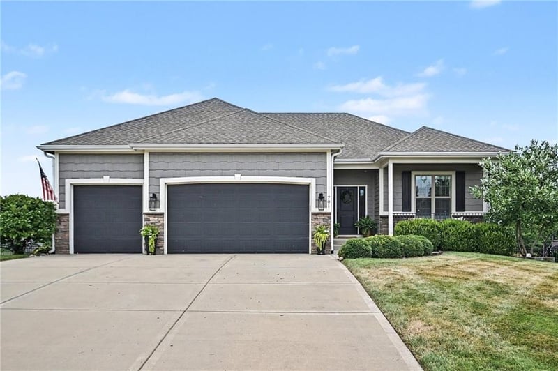 701 Indian Trail Ct, Smithville, MO 64089