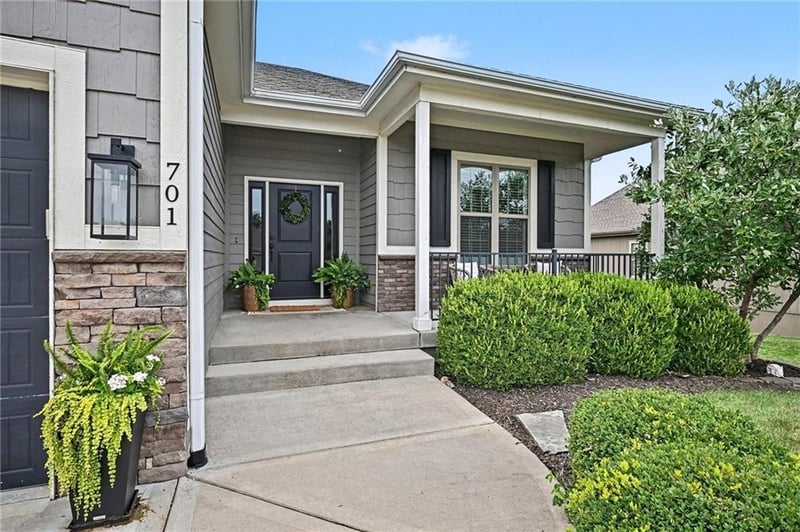 701 Indian Trail Ct, Smithville, MO 64089