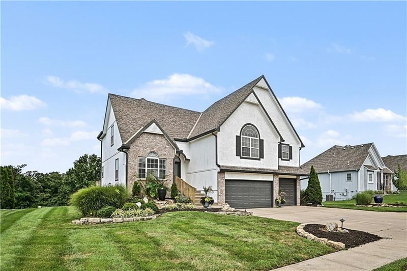 8718 Ridgeway Ct, Kansas City, MO 64138