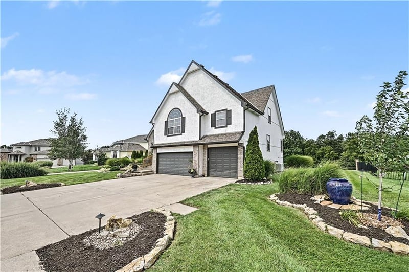 8718 Ridgeway Ct, Kansas City, MO 64138