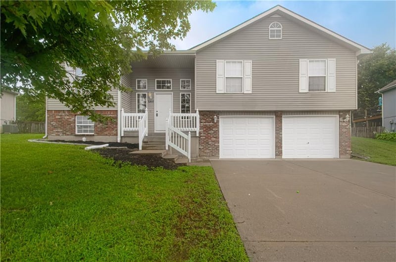3207 Steel Wheel Dr, Harrisonville, MO 64701