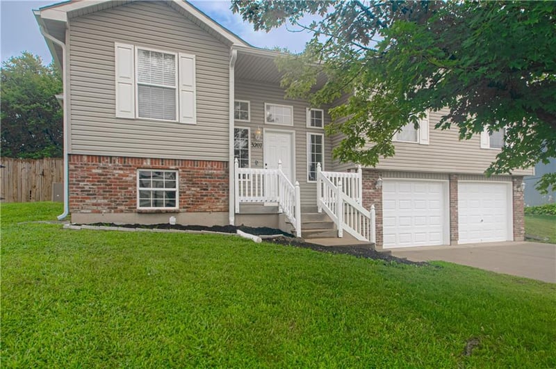 3207 Steel Wheel Dr, Harrisonville, MO 64701