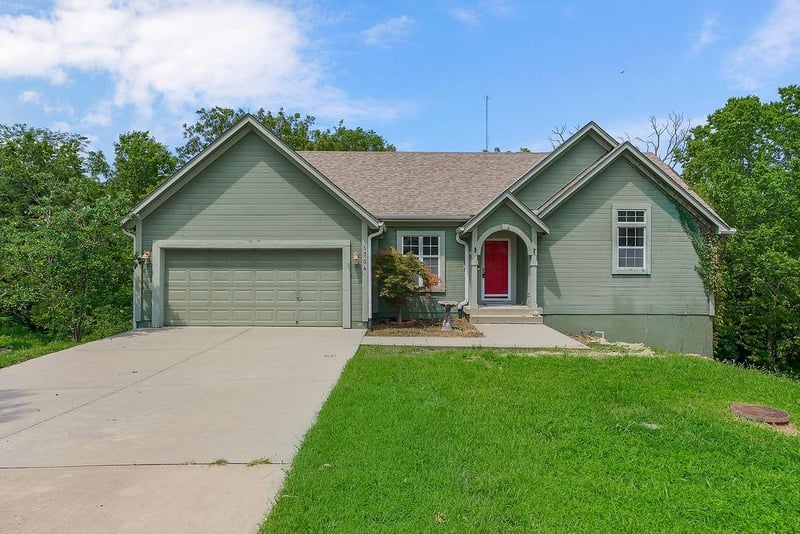 1704 Hunter Dr, Olathe, KS 66061