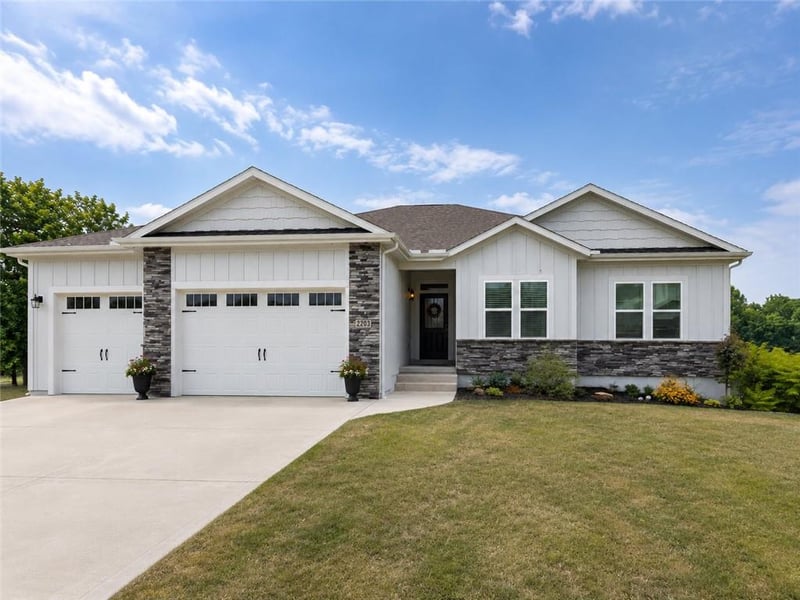 2203 Richmond Dr, Harrisonville, MO 64701
