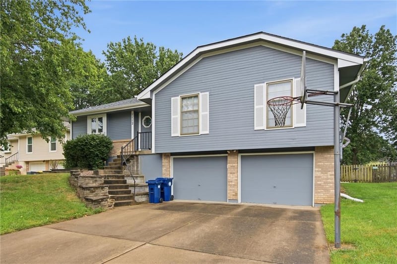 1112 Breckenridge Ct, Blue Springs, MO 64015