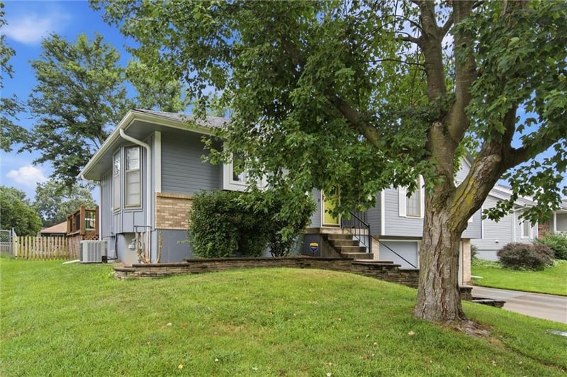 1112 Breckenridge Ct, Blue Springs, MO 64015